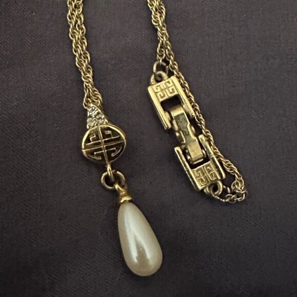 SUPER RARE! Vintage Givenchy Pearl Drop Necklace Gold Tone 16" 💎✨ - Picture 4 of 4